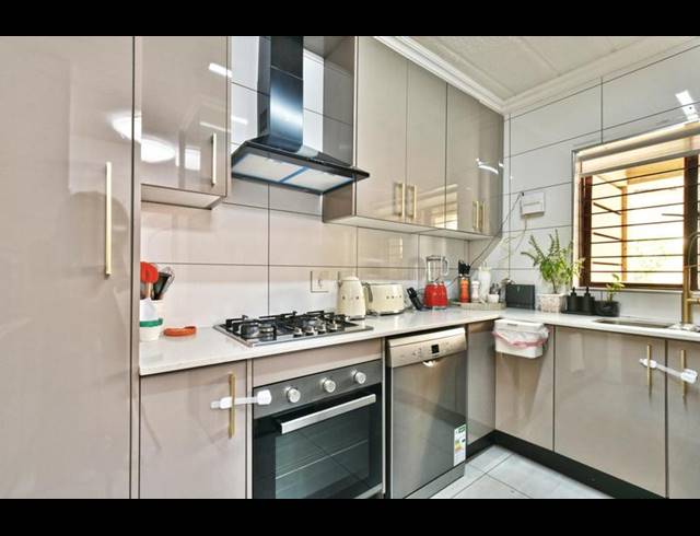 3 BEDROOM APARTMENT FOR SALE IN BRYANSTON